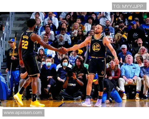 足球明星时尚穿搭每日分享展现球场外的个性魅力与风格